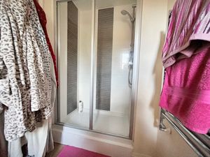 En-suite shower room- click for photo gallery